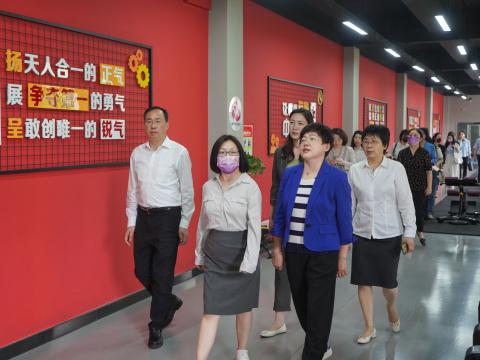 天下总工会女职工部莅临w66利来电气调研女职工事情