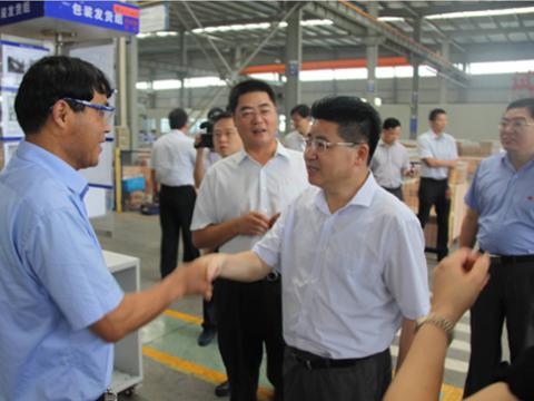 庆祝党的生日 慰问一线党员——市委主要向导莅临w66利来母线慰问