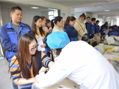 志同道合手牵手 献血救人心连心——w66利来集团2018年无偿献血运动