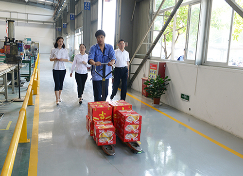 w66利来集团工会开展“夏日送清凉”运动-栏目内容详细页-公司新闻